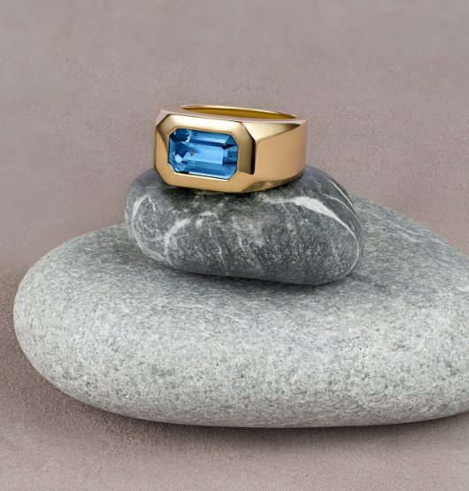 Side view of 9k yellow gold Berlin Big Lapis Gypsy Ring showing deep-set Lapis Lazuli gemstone