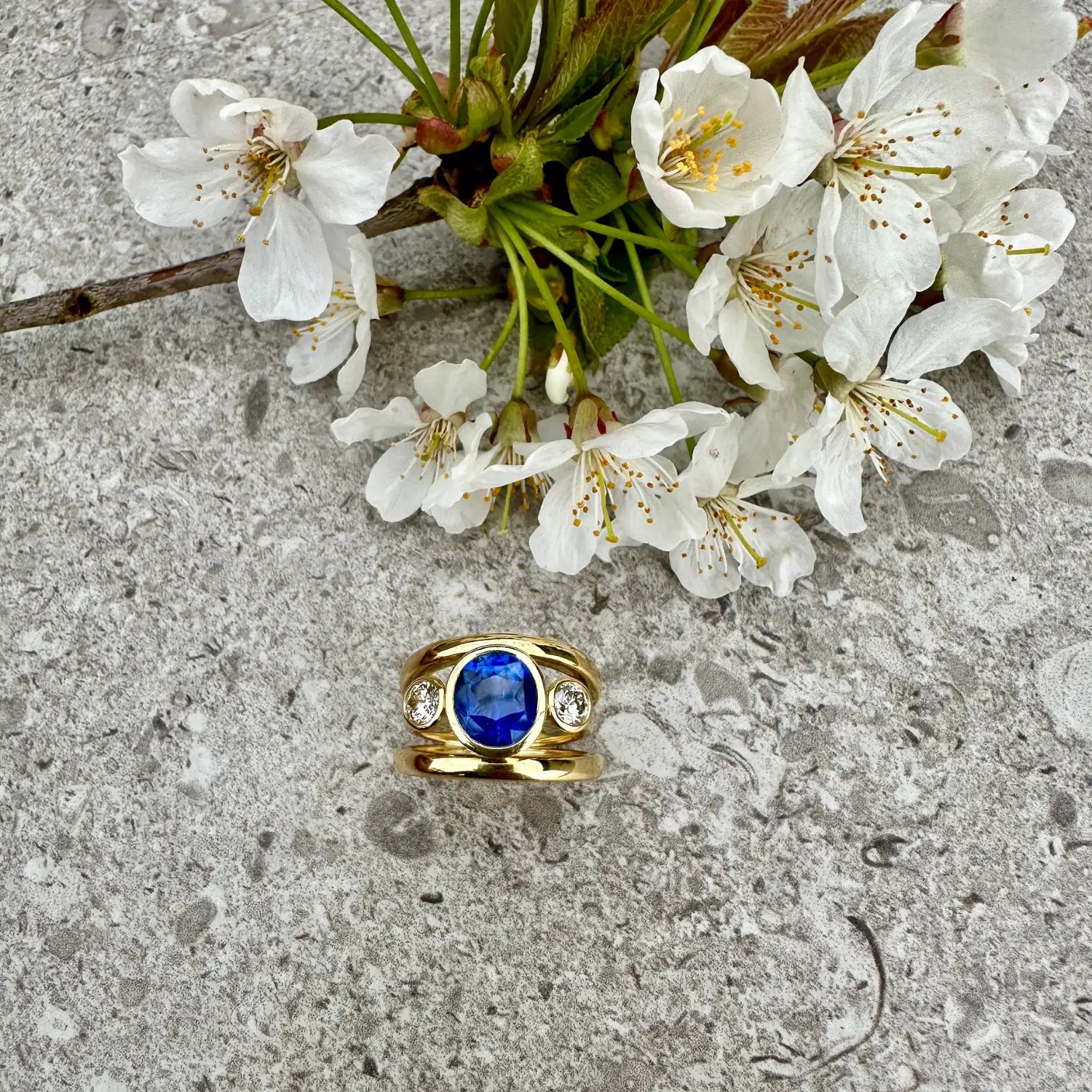 Close-up of Les Trois Vallées Cornflower Blue sapphire ring showing 3.80ct no-heat Sri Lankan sapphire and 0.72ct round white diamonds in 18k yellow gold