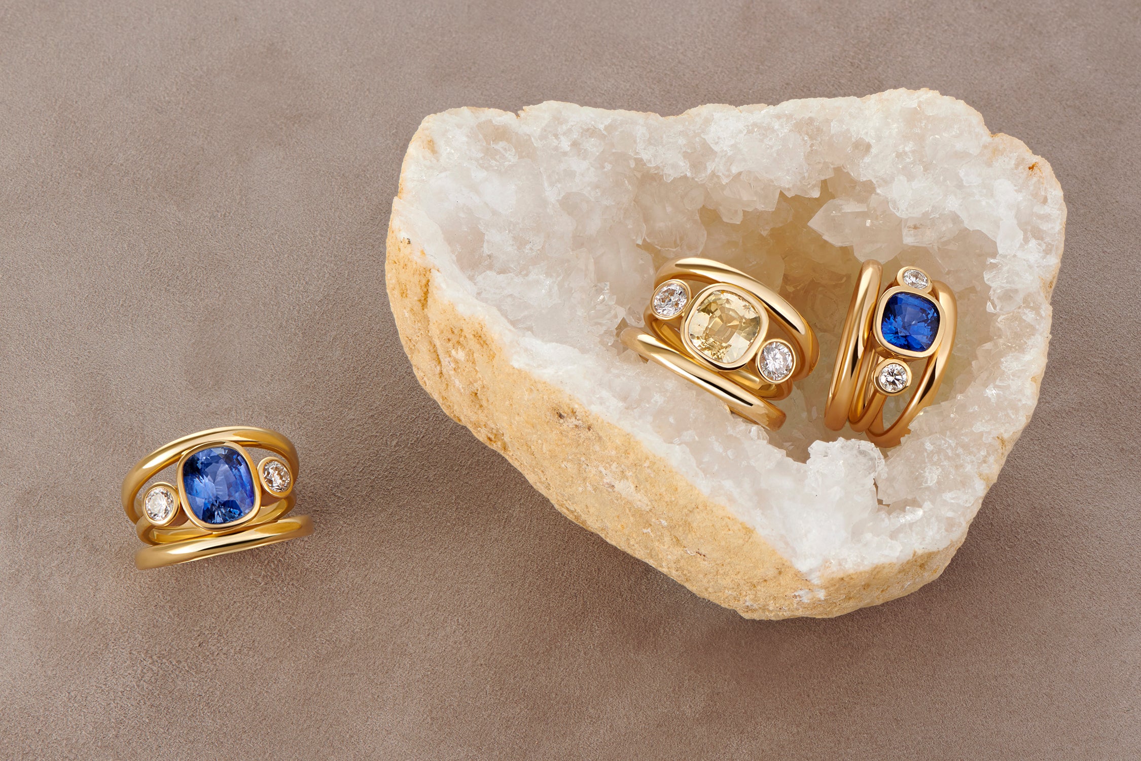 18k yellow gold ring  Les Trois Vallées: Collection sapphire and diamonds